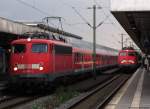 Lichtspiele in Hannover I: Whrend 110 470-2 auf die Fahrgste fr den Zug nach Braunschweig wartet, fhrt am Nebengleis 110 462-9 mit dem Leerzug fr den Mindener Verstrkerzug ein.