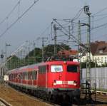 Bei etwas zu perfektem Sonnenschein rollt 110 507-1 mit dem Fuballsonderzug aus Bielefeld in Berlin Spandau ein.