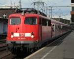 110 404-1 zieht den RE4 Verstrkerzug nach Aachen aus dem Dsseldorfer Hbf. Juni 2011