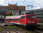 Der Verstrkerzug nach Nienburg wird von 110 489-2 in Hannover bereit gestellt. Juli 2011