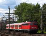 110 489-2 schiebt den Verstrkerzug nach Nienburg aus Hannover. Juli 2011