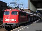 110 425-6 beim Umbgeln im Dsseldorfer Hbf. Die Lok wird kurz darauf mit dem 2. Verstrkerzug nach Aachen abfahren. August 2011