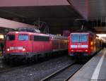 Die versptete RB 30528 mit 110 402-5 begegnet in Dsseldorf dem RE5 nach Koblenz mit 146 025-2. Februar 2012