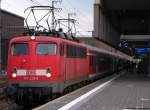 Nachdem 110 429-8 den Leerzug fr aus der Dsseldorfer Abstellung zum Hbf geschoben hat, werden die Stromabnehmer getauscht, bevor die Lok den RE 10452 nach Aachen zieht. Februar 2012