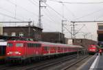 110 457-9 rollt mit dem Leerpark aus Duisburg fr die RB 30534 durch den Dsseldorfer Hbf, whrend 110 508-9 am Bahnsteig auf die Ausfahrt mit dem RE 10452 nach Aachen wartet. Mrz 2012