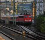 110 444-7 durchs Huserdickicht und den Westbahnhof Frankfurt auf dem Weg zum Hauptbahnhof.