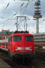 110 464-5 stellt den 2. Verstrkerzug nach Minden in Hannover Hbf bereit. Mrz 2010