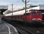 Im vorderen Gleisabschnitt steht 110 488-4 mit dem Verstrkerzug nach Braunschweig. Im hinteren Abschnitt wartet 110 449-6 auf die Abfahrt nach Minden mit RE 14238. Mrz 2010