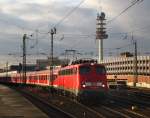 verkehrsrot/68245/110-488-4-zieht-den-verstaerkerzug-nach 110 488-4 zieht den Verstrkerzug nach Braunschweig im Abendlicht aus Hannover Hbf. Mrz 2010