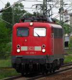 Auf dem Weg zum Zug; 110 236-7 beim Rangieren in Potsdam.