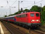 Mit dem Leerzug von Lichtenberg nach Potsdam wartet 110 236-7 auf die Weiterfahrt in Berlin Wannsee.