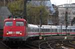113 267-9 zieht den ICE Ersatzzug von Bonn nach Hamm aus dem Klner Hbf. April 2010