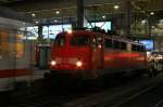 Whrend der von 115 331 bereitgestellte IC bereits den Hauptbahnhof in Mnchen verlsst, muss 115 331 noch warten, 10.12.2008.