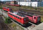 Zusammen mit Loks der Baureihen 110, 111 und 181 wartet 115 114-1 in Frankfurt (Main) auf neue Einstze. Oben links steht 110 409-0. Juli 2010