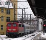 mit Zugen/123712/115-198-4-faehrt-mit-d-441 115 198-4 fhrt mit D 441 gen Osten durch den Bahnhof Berlin Friedrichstrae. Februar 2010