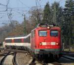 Mit einem Gubahn EC fhrt 115 114-1 von Stuttgart in Singen ein. Eine schweizer Lok bernimmt den Zug und zieht ihn weiter nach Zrich. Mrz 2012