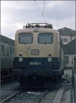 beige-blau/49695/139-552-4-in-singen-am-hohentwiel 139 552-4 in Singen am Hohentwiel. Die Sonntagsruhe der Gterzge lie immer einige Loks in Singen rumstehen. Die 139 fuhr ausschlielich auf der Schwarzwaldbahn, nicht nach Stuttgart. (26.02.1979)