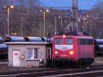 Am Bahnhof angekommen wartet 140 024-1 auf den Lokfhrer der gerade in  der kleinen Dienststelle in Mlheim (Ruhr) Styrum verschwunden ist.