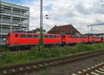 Dieser Zug sprengt fast schon den Rahmen des Bilds: 140 440-9 zieht 140 843-4 und 140 761-8, die vermutlich mit dem VW Zug liegen geblieben sind, von Wolfsburg ber Rheine nach Emden.
