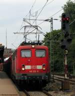 verkehrsrot/208419/140-012-6-kommt-mit-einem-vw 140 012-6 kommt mit einem VW Zug von Wolfsburg aus Richtung Bremen in Leer an. Fr die Weiterfahrt nach Emden muss der Zug seine Fahrrichtung ndern. Juli 2011