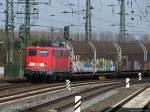 Mit einem Gterzug fhrt 140 459-9 in Hamm langsam wieder an, nachdem der Zug an einem roten Signal zum stehen kam.