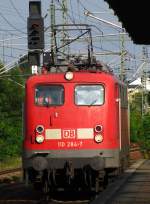 Langsam rollt 110 284-7 wieder auf die Wagen zu, um kurze Zeit sp�ter mit DZ 2791 nach Warnem�nde abzufahren. September 2010