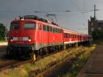 Feierabend in Minden: Der letzte Verst�rkerzug aus Hannover war an diesem Tag mit 110 473-6 unterwegs. Bevor der Zug �ber Nacht abgestellt wird, �berpr�ft der Lokf�hrer noch die Technik, u.a. auch das Spitzenlicht, sodass dieses Bild vom scheinbar ab ...