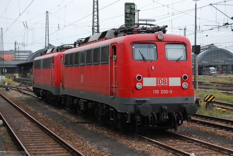 Zwei auf einen Streich. 110 200-3 vorne, 110 231-8 hinten und im Hintergrund die imposante Karlsruher Bahnhofshalle. (30. September 2008)