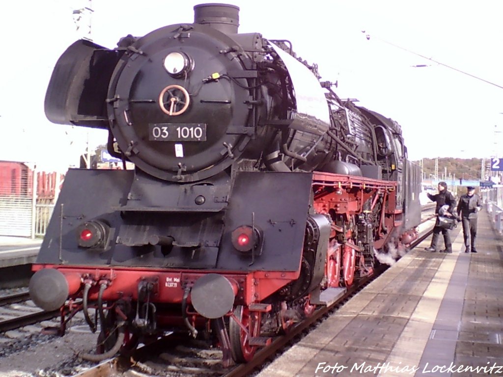 03 1010 Im Bahnhof Bergen auf R�gen am 27.10.12