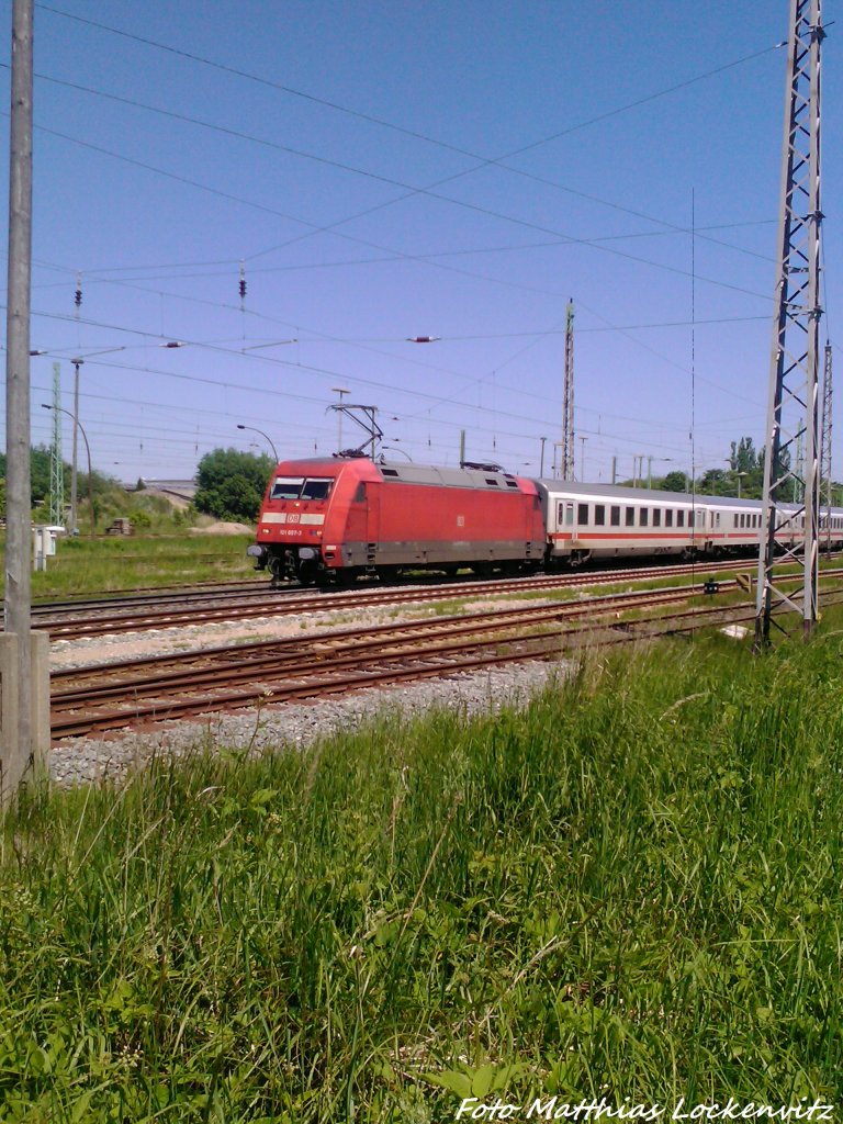 101 007-3 mit dem InterCity bei der Ausfahrt ausm Bahnhof Bergen auf R�gen am 7.6.13