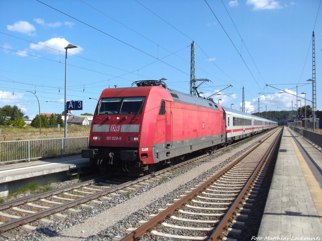 101 028-9 mit dem IC 2213 im Bahnhof Bergen auf R�gen am 10.8.13