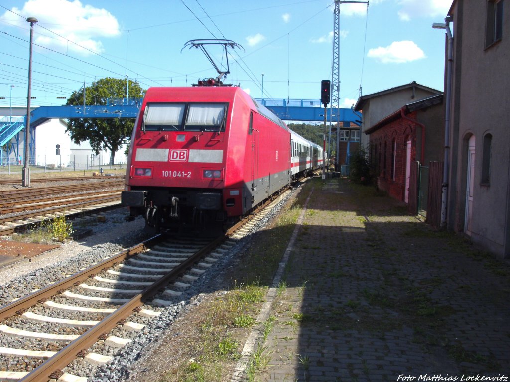 101 041-2 als Schluss am IC 2184 mit ziel Ostseebad Binz bei der Ausfahrt aus Bergen auf R�gen am 10.8.13