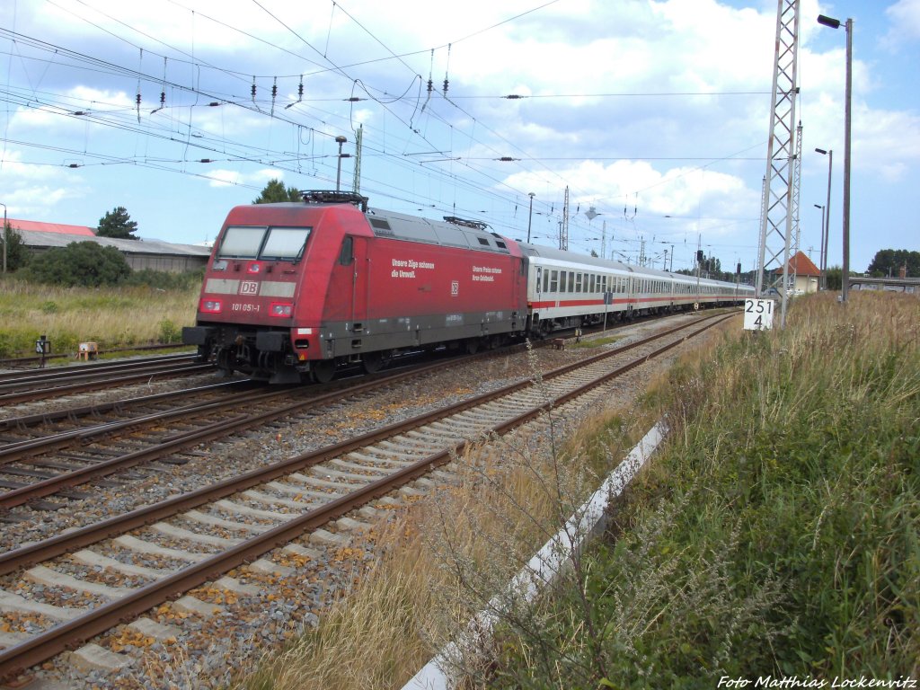 101 051-1 als Schlusslicht am IC 2553 bei der Einfahrt in Bergen auf R�gen am 10.8.13