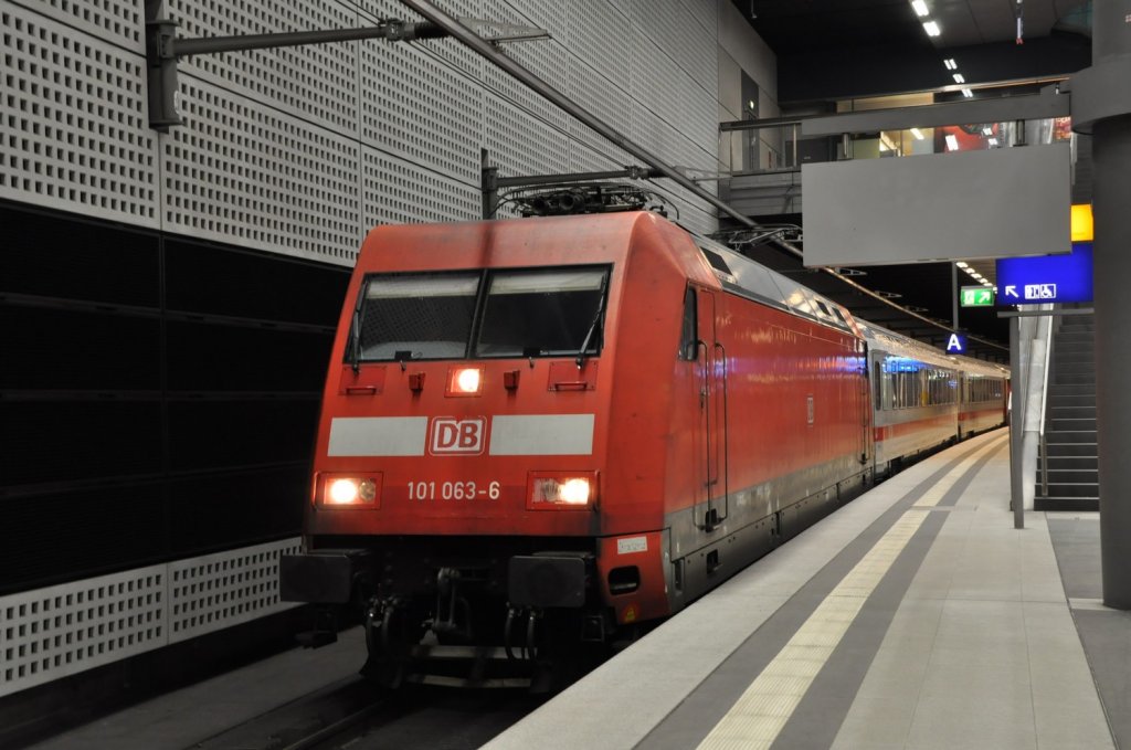 101 063 In Berlin Hauptbahnhof (mit ca. 60 Minuten Versp�tung und das war noch nicht alles -> er stand noch ca. 90 Minuten!)