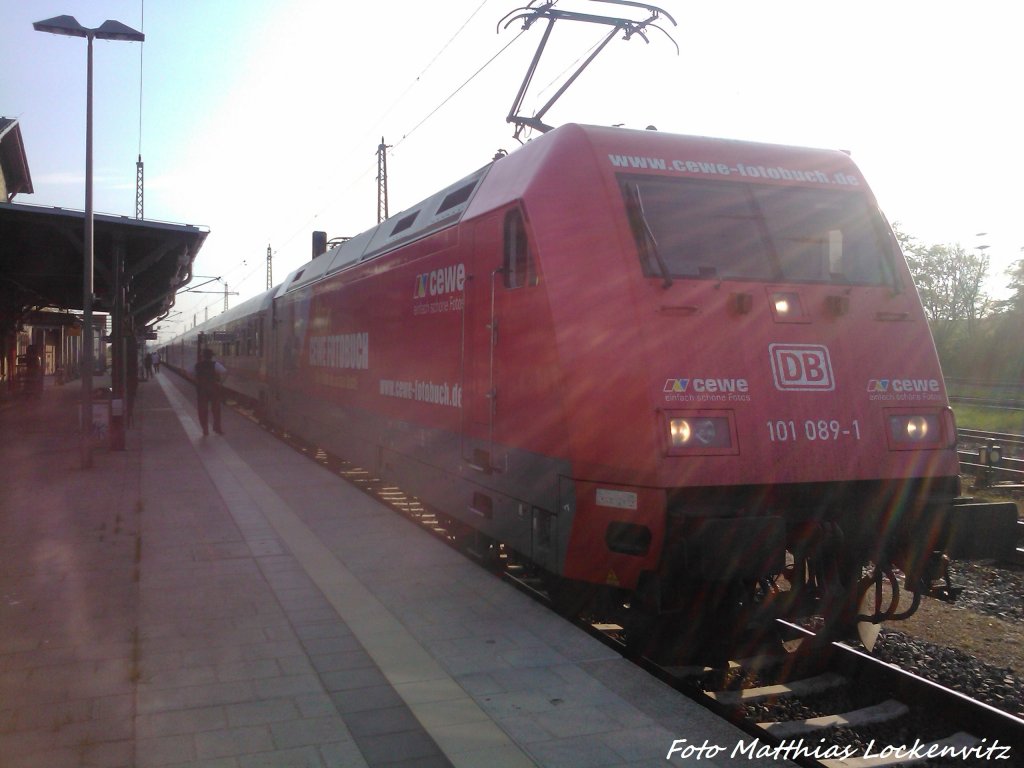 101 089-1 mit CEWE-Fotobuch Werbung von REWE mit dem EuroCity 378 bei der Einfahrt in den Bahnhof Bergen auf R�gen am 8.5.13