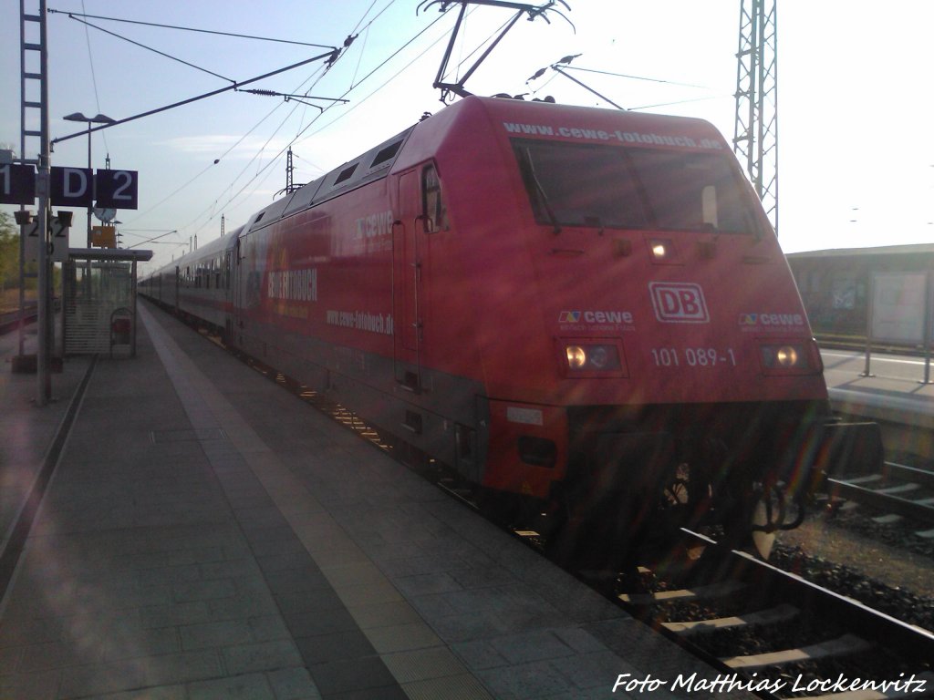 101 089-1 mit CEWE-Fotobuchwerbung von REWE am EuroCity 378 mit ziel Ostseebad Binz im Bahnhof Bergen auf R�gen am 8.5.13
