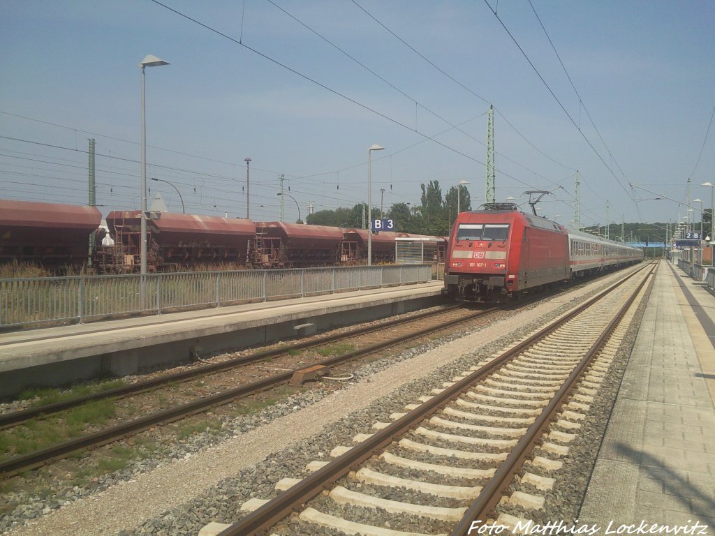 101 107 mit dem Leerzug unterwegs nach Stralsund bei der Durchfahrt in 
Bergen auf R�gen am 27.7.13
