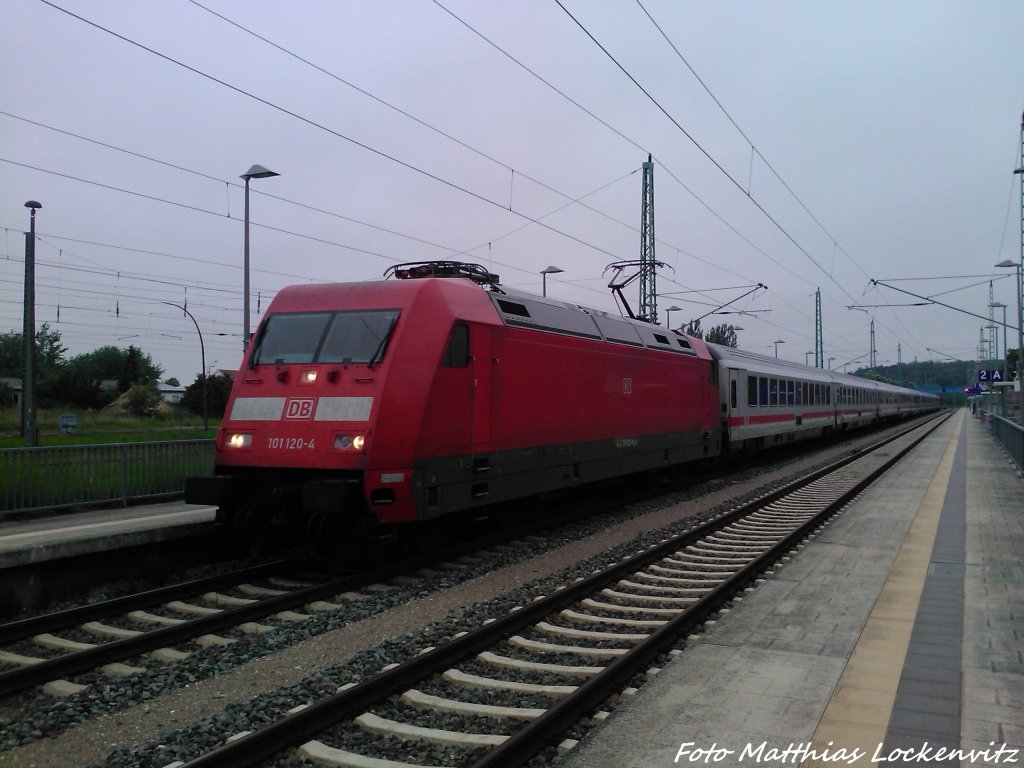 101 120-4 mit IC 2213 mit Ziel Stuttgart bei der Einfahrt in Bergen auf R�gen am 2.6.13
