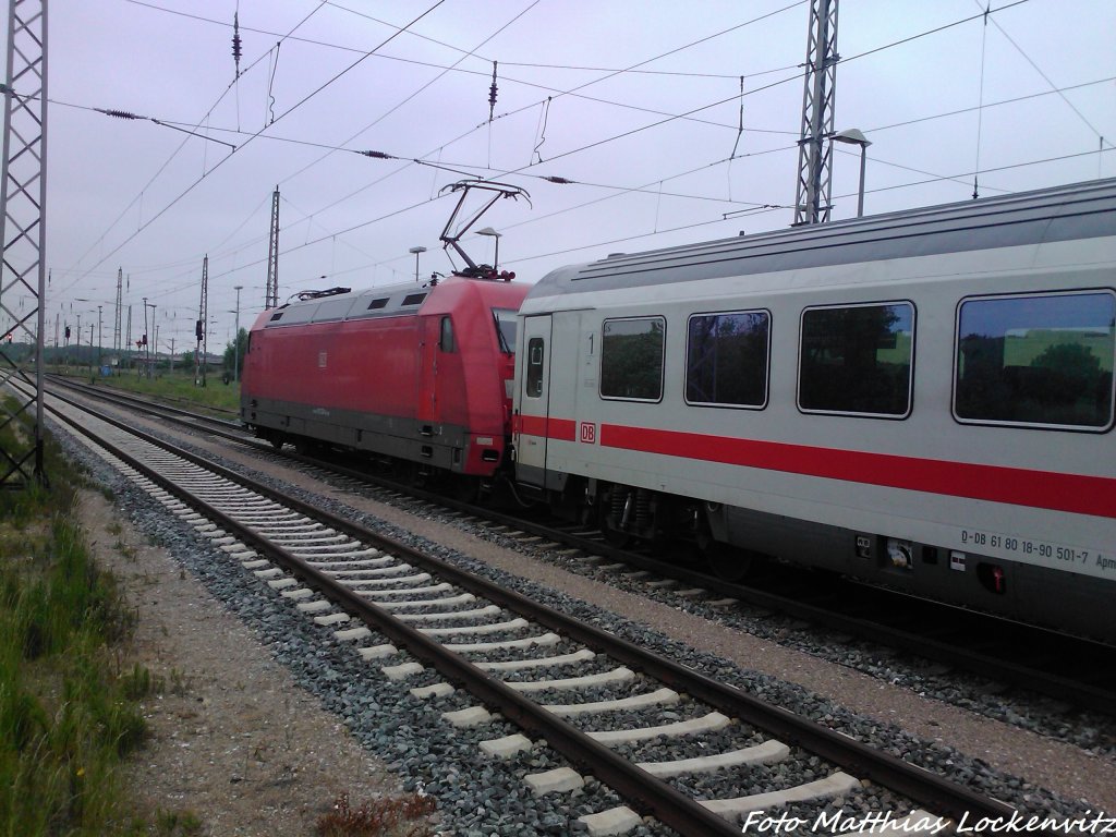 101 120-4 mit IC 2213mit Ziel Stuttgart bei der Ausfahrt aus Bergen auf R�gen am 2.6.13