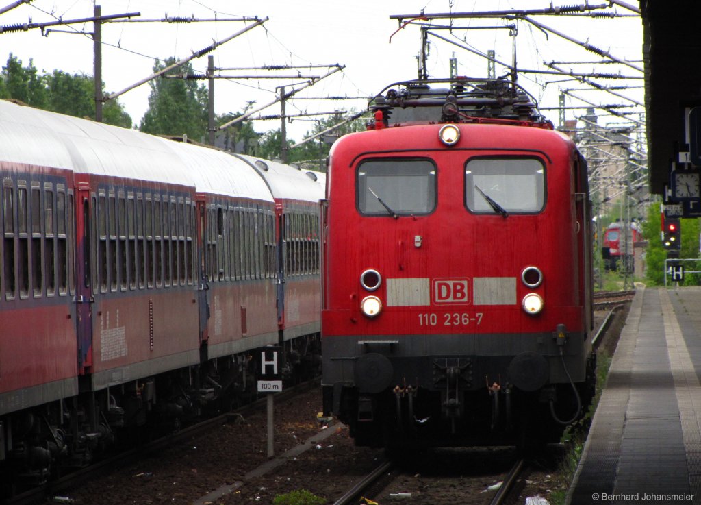 110 236-7 wird ans andere Zugende rangiert, um anschlieend die BTE Wagen als Kreuzfahrersonderzug nach Warnemnde zu ziehen. Mai 2010