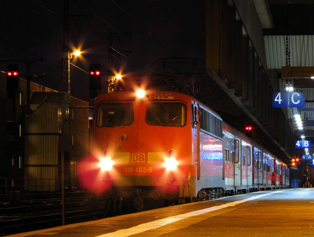 110 402-5 zieht an diesem Abend den RE 10454 von Dsseldorf nach Aachen. Januar 2012