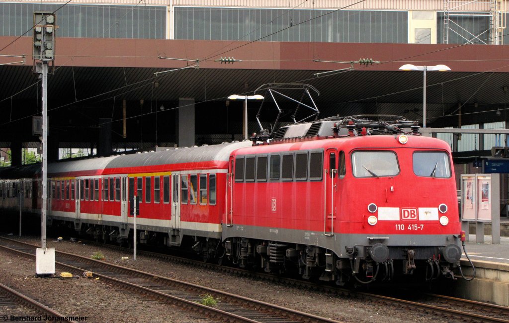110 415-7 fhrt mit dem RB35 Verstrker nach Emmerich aus dem Dsseldorfer Hbf los. Juli 2011