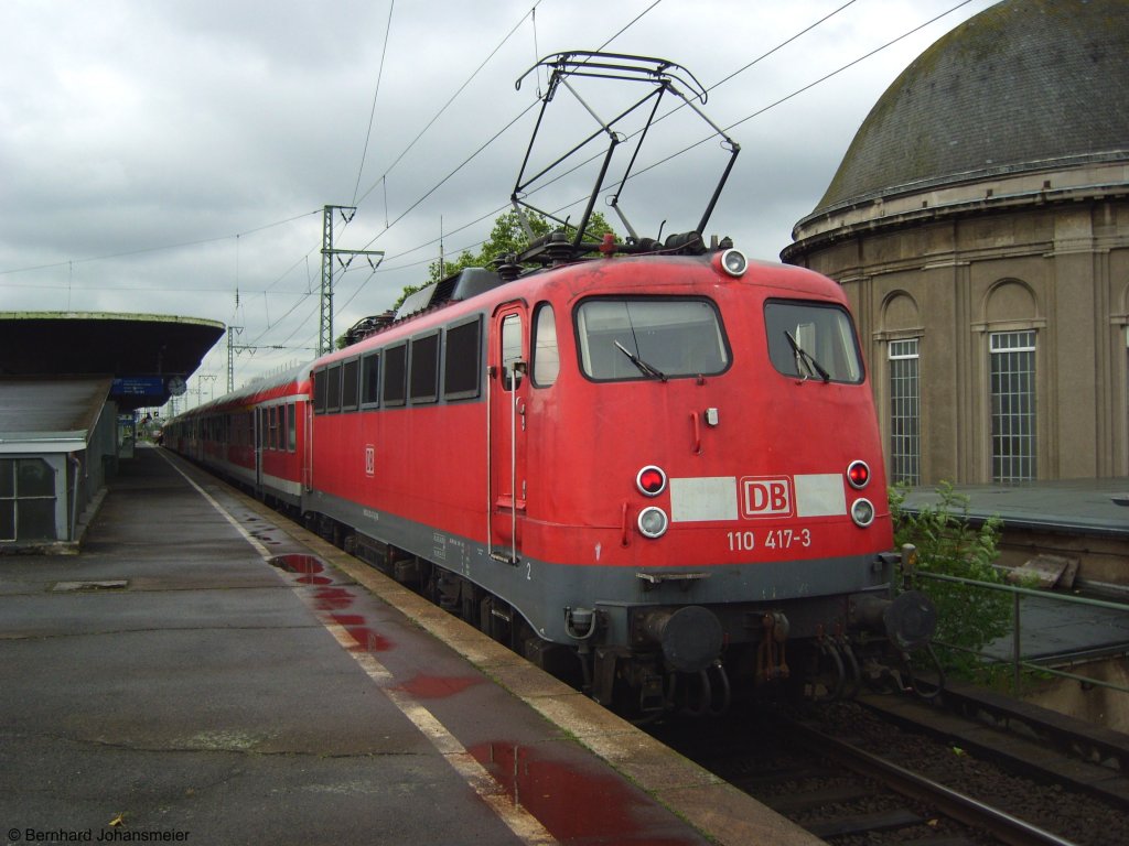 110 417-3 bei der Einfahrt mit RB48 in Kln Deutz. Juli 2009