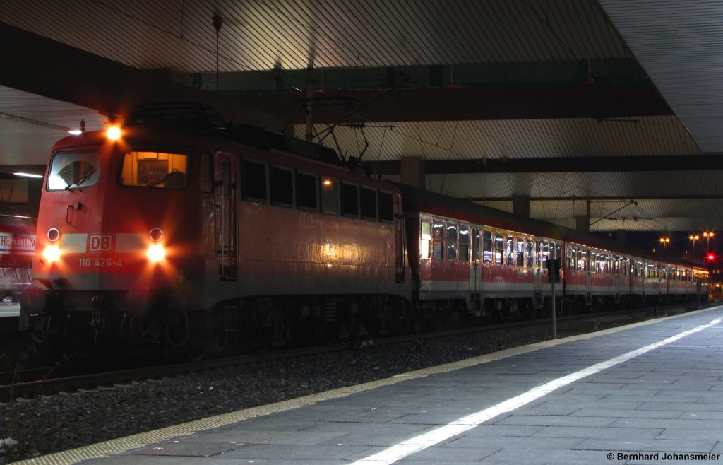 110 426-4 steht mit dem RE5 Ersatzzug nach Koblenz abfahrbereit im Dsseldorfer Hbf. Januar 2011