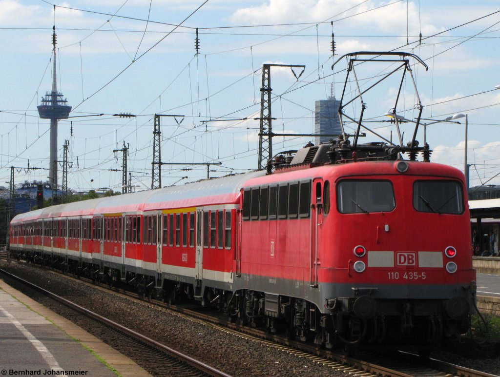 110 435-5 schiebt den Leerpark fr die RB 30528 nach Wesel aus dem Deutzerfeld zum Klner BBF durch den Bahnhof Kln-Deutz. August 2011