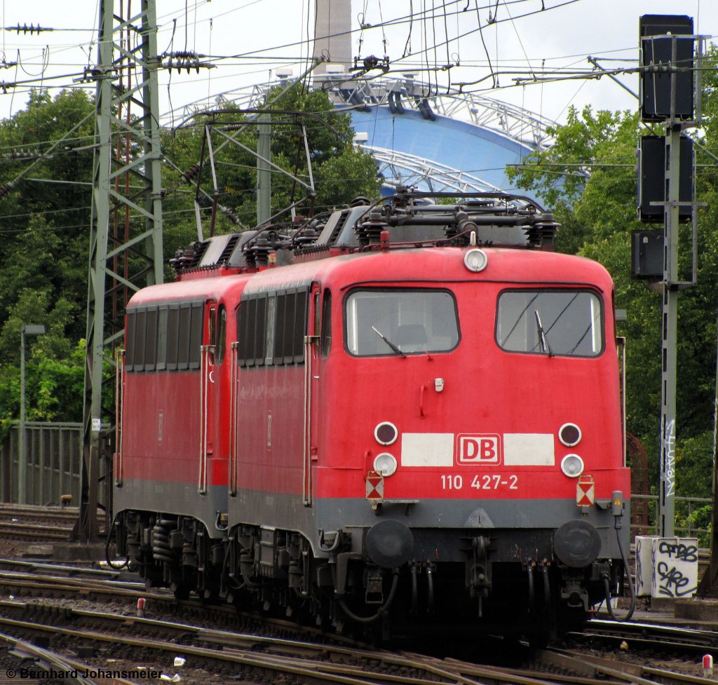 110 452-2 zieht 110 427-2 von Kln nach Venlo. Juli 2011