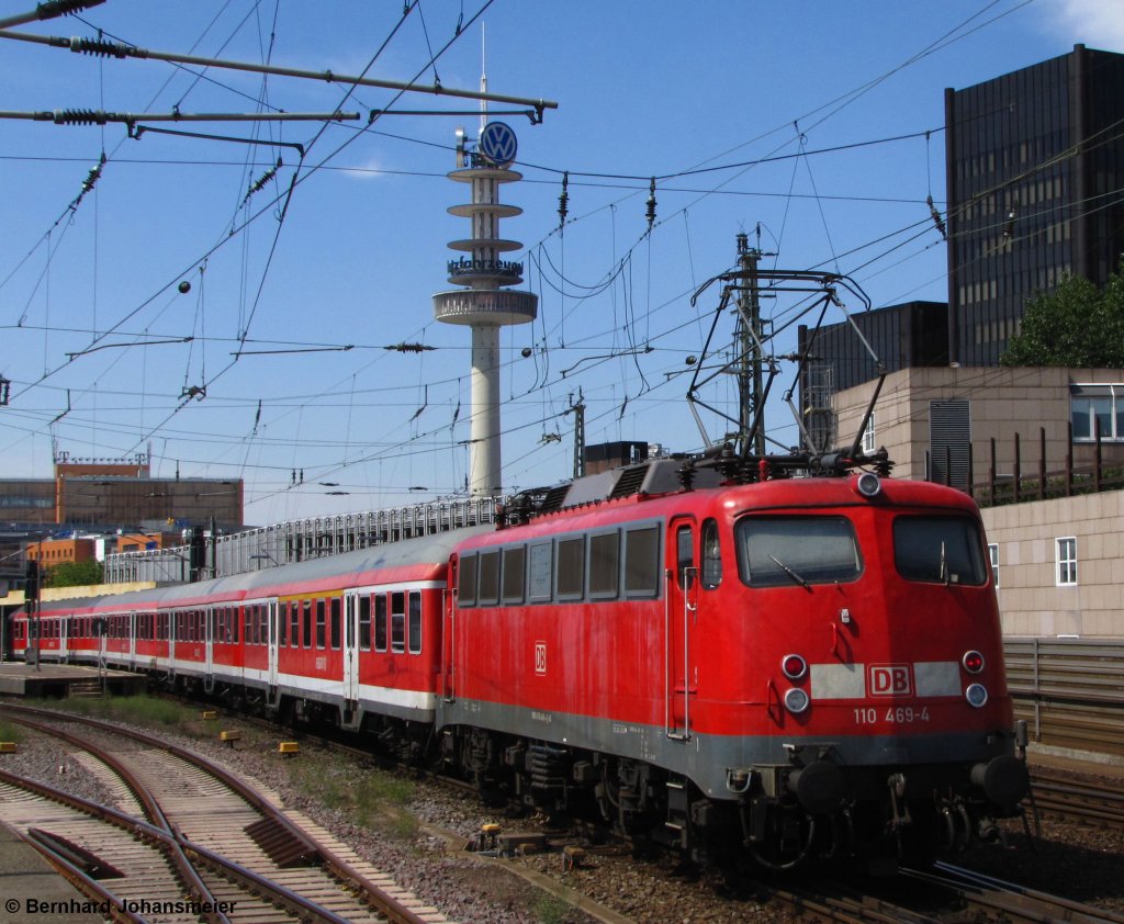 110 469-4 kommt mit dem ersten HVZ Verstrker aus dem BW am Hauptbahnhof in Hannover an. Juni 2011