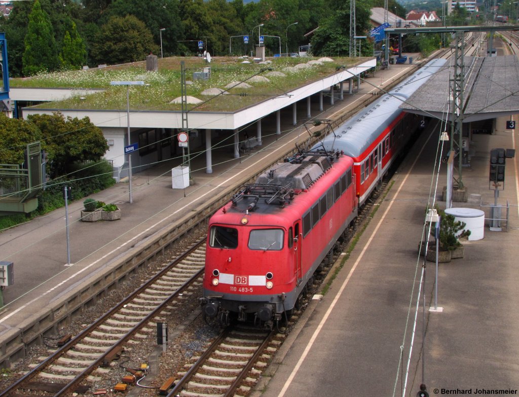 110 483-5 fhrt mit der RB nach Marbach aus Backnang los. Ab Dezember 2012 wird die Stuttgarter S-Bahn auf die kleine Murrbahn ausgeweitet und lst die BR 110 mit Silberlingen ab. August 2011