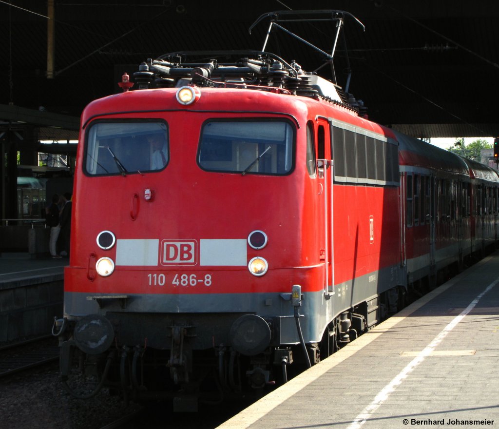 110 486-8 zieht die RB 35 aus dem Düsseldorfer Hbf Richtung Wesel. Juni 2011