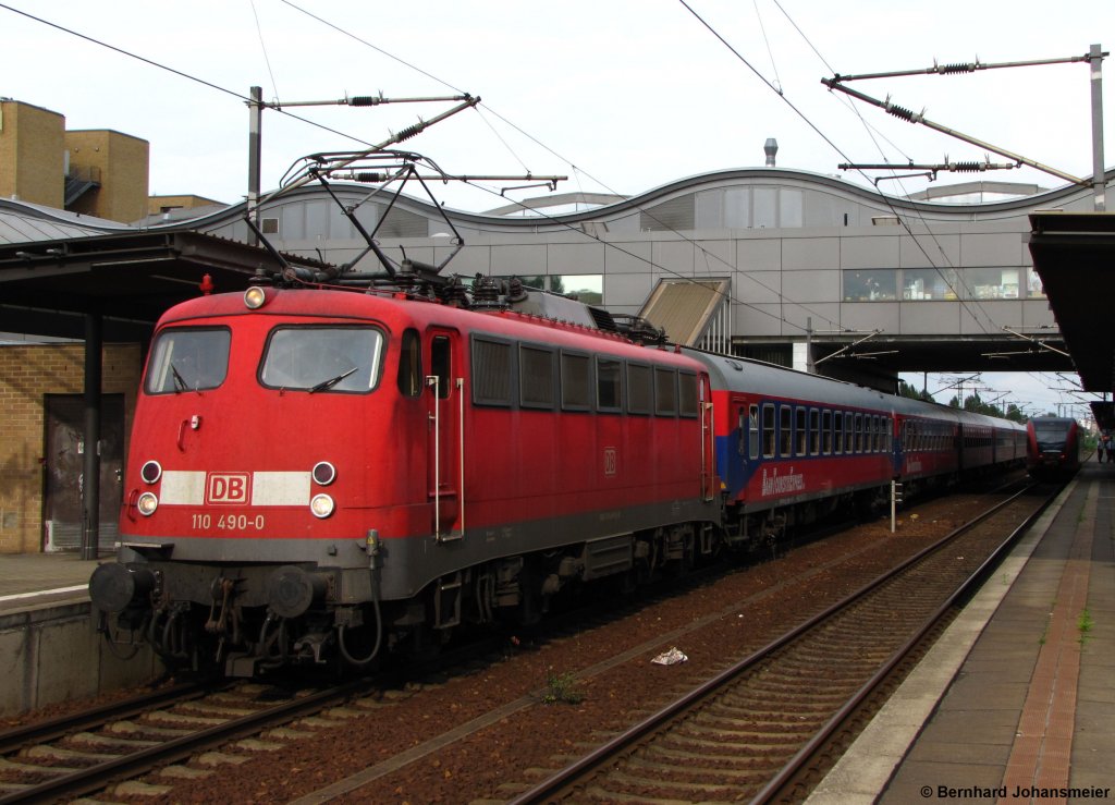 110 490-0 steht mit dem Kreuzfahrersonderzug nach Warnemnde in Potsdam Hbf. August 2011